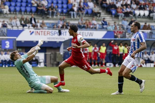 HEERENVEEN - (lr) SC Heerenveen goalkeeper Bernt Klaverboer, Ayoub Oufkir of AZ Alkmaar scores the 2-3, and Sam Kersten of SC Heerenveen during the Dutch Eredivisie match between SC Heerenveen and AZ Alkmaar at the Abe Lenstra Stadium on September 6, 2026, in Heerenveen, the Netherlands. VINCENT JANNINK ANP 2026 27 2026 27 xVIxANPxSportx xxANPxIVx 567377580 originalFilename: 567377580.jpg