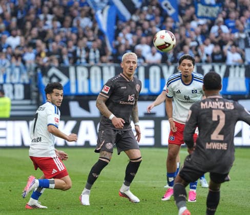Foto : Phillip TIETZ ( Mainz ) gegen Zakaria EL OUAHDI ( links , HSV ) Fussball Bundesliga , 2. Spieltag am So. 06.09.2026 Hamburger SV - FSV Mainz *** Photo by Phillip TIETZ: Mainz vs. Zakaria EL OUAHDI (left), HSV Soccer Bundesliga, Matchday 2 on Sun, Sept. 6, 2026, Hamburger SV vs. FSV Mainz