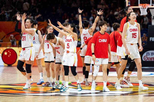 chinesische Mannschaft jubelt Jubel nach Sieg Spielende, Saiqi Jia (China, 31), Shuyu Yang (China, 06), Siyu Wang (China, 05), Xu Han (China, 15), GER, China vs. Tschechien, Basketball, FIBA Women s World Cup 2026, Gruppenphase, Spieltag 2, 06.09.2026 GER, China vs. Tschechien, Basketball, FIBA Women s World Cup 2026, Gruppenphase, Spieltag 2, 06.09.2026 Berlin Copyright: xEibner-Pressefoto MaxxVincenx EP_MVN