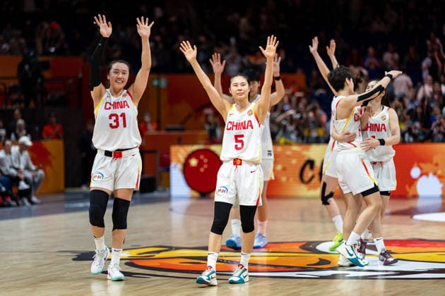 chinesische Mannschaft jubelt Jubel nach Sieg Spielende, Saiqi Jia (China, 31), Siyu Wang (China, 05), GER, China vs. Tschechien, Basketball, FIBA Women s World Cup 2026, Gruppenphase, Spieltag 2, 06.09.2026 GER, China vs. Tschechien, Basketball, FIBA Women s World Cup 2026, Gruppenphase, Spieltag 2, 06.09.2026 Berlin Copyright: xEibner-Pressefoto MaxxVincenx EP_MVN