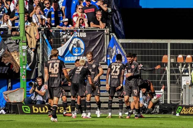 Torjubel nach dem 0:2 durch Philipp Mwene ( Mainz ) Deutschland , Hamburg , Volksparkstadion , Fussball , 1 . Bundesliga , Hamburger SV - FSV Mainz 05 *** Goal celebration after Philipp Mwene s 0-2 goal Mainz, Germany; Hamburg; Volksparkstadion; soccer; Bundesliga 1; Hamburger SV; FSV Mainz 05
