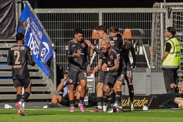 Torjubel nach dem 0:1 durch 23 Sheraldo Becker Philipp Mwene Phillip Tietz ( Mainz ) Deutschland , Hamburg , Volksparkstadion , Fussball , 1 . Bundesliga , Hamburger SV - FSV Mainz 05 *** Goal celebration after the 0-1 score by No. 23 Sheraldo Becker, Philipp Mwene, and Phillip Tietz; Mainz, Germany; Hamburg; Volksparkstadion; soccer; Bundesliga 1; Hamburger SV; FSV Mainz 05