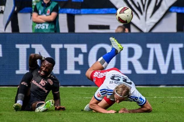 Sebastiaan Bornauw ( HSV ) 23 Sheraldo Becker ( Mainz ) Deutschland , Hamburg , Volksparkstadion , Fussball , 1 . Bundesliga , Hamburger SV - FSV Mainz 05 *** Sebastiaan Bornauw HSV 23 Sheraldo Becker Mainz Germany, Hamburg, Volksparkstadion, soccer, Bundesliga 1, Hamburger SV FSV Mainz 05
