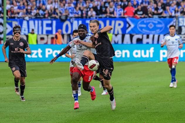 Terem Moffi ( HSV ) 48 Kacper Potulski ( Mainz ) Deutschland , Hamburg , Volksparkstadion , Fussball , 1 . Bundesliga , Hamburger SV - FSV Mainz 05 *** Terem Moffi HSV 48 Kacper Potulski Mainz Germany, Hamburg, Volksparkstadion, soccer, Bundesliga 1, Hamburger SV, FSV Mainz 05