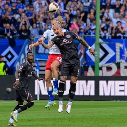 Sebastiaan Bornauw ( HSV ) Phillip Tietz ( Mainz ) Deutschland , Hamburg , Volksparkstadion , Fussball , 1 . Bundesliga , Hamburger SV - FSV Mainz 05 *** Sebastiaan Bornauw, HSV; Phillip Tietz, Mainz; Germany; Hamburg; Volksparkstadion; soccer; Bundesliga 1; Hamburger SV; FSV Mainz 05