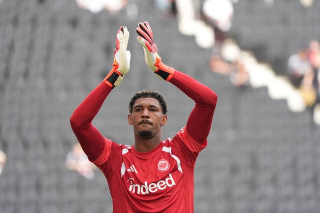 Torwart Kaua Santos (Eintracht Frankfurt) begrüßt die Fans - 06.09.2026 Bundesliga, Saison 26 27: Eintracht Frankfurt vs. FC Augsburg, Deutsche Bank Park, 2. Spieltag *** Goalkeeper Kaua Santos of Eintracht Frankfurt greets the fans on September 6, 2026. Bundesliga, 2026–27 season: Eintracht Frankfurt vs. FC Augsburg, Deutsche Bank Park, Matchday 2