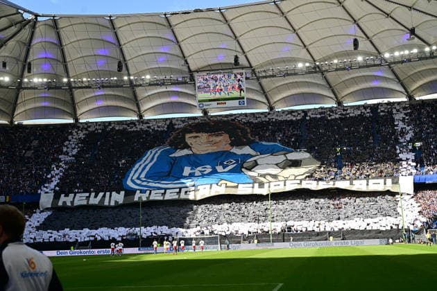 06.09.2026,GER Fußball, Männer, 1.BL, Spieltag 2, Saison 2026 2027, Hamburg, Hamburger SV vs 1.FSV Mainz 05 Feature die Fans des HSV gedenken vor Spielberginn des Spielers Kevin Keegan DFB DFL regulations prohibit any use of photographs as image sequences and or quasi-video) Hamburg Volksparkstadion Hamburg Deutschland *** September 6, 2026, German Soccer, Men s, 1st Division, Matchday 2, 2026–2027 Season, Hamburg, Hamburger SV vs. 1. FSV Mainz 05. Feature: HSV fans pay tribute to player Kevin Keegan before the game. DFB and DFL regulations prohibit any use of photographs as image sequences and or quasi-video. Hamburg Volksparkstadion, Hamburg, Germany Copyright: xnordphotoxGmbH xWitkex