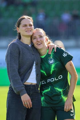 Wolfsburg, Deutschland: 06.09.2026 - 1. Frauenbundesliga - 3. Spieltag - VfL Wolfsburg Frauen vs. Werder Bremen Im Bild: v.li. Giovanna Hoffmann (Wolfsburg) und Lara Prasnikar (Wolfsburg) beim Abschlussjubel nach dem Last-Minute Sieg zum 3:2 für Wolfsburg durch die Doppeltorschützin Camilla Küver Kuever (Wolfsburg), nicht im Bild *** Wolfsburg, Germany, September 6, 2026, Women’s Bundesliga, Matchday 3: VfL Wolfsburg Women vs. Werder Bremen. Pictured from left: Giovanna Hoffmann (Wolfsburg) and Lara Prasnikar (Wolfsburg) celebrating after Wolfsburg’s 3–2 last-minute victory, thanks to a two-goal performance by Camilla Küver Kuever (Wolfsburg), not pictured Copyright: HMBxMedia MadeleinexFantini
