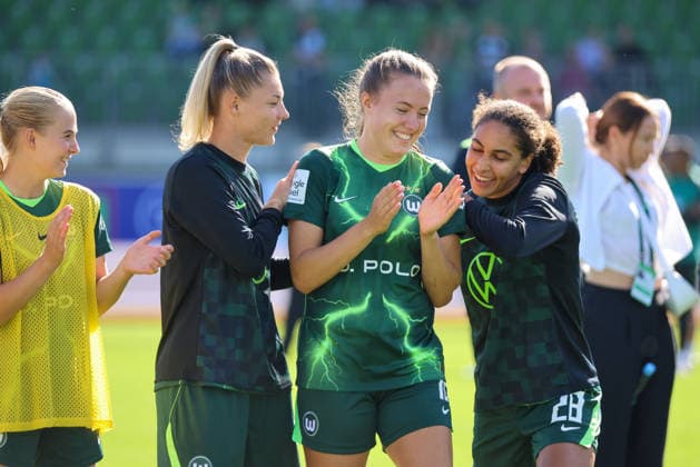 Wolfsburg, Deutschland: 06.09.2026 - 1. Frauenbundesliga - 3. Spieltag - VfL Wolfsburg Frauen vs. Werder Bremen Im Bild: v.li. Linnea Saelen (Wolfsburg), Julia Landenberger (Wolfsburg), Mara Alber (Wolfsburg), ebenfalls heutige Torschützin, und Cora Zicai (Wolfsburg) beim Abschlussjubel nach dem Last-Minute Sieg zum 3:2 für Wolfsburg durch die Doppeltorschützin Camilla Küver Kuever (Wolfsburg), nicht im Bild *** Wolfsburg, Germany, September 6, 2026 – Women’s Bundesliga, Matchday 3: VfL Wolfsburg Women vs. Werder Bremen. Pictured from left: Linnea Saelen (Wolfsburg), Julia Landenberger (Wolfsburg), Mara Alber (Wolfsburg)—who also scored today—and Cora Zicai (Wolfsburg) celebrating after Wolfsburg’s last-minute 3–2 victory, secured by a brace from Camilla Küver (Wolfsburg), who is not pictured Copyright: HMBxMedia MadeleinexFantini