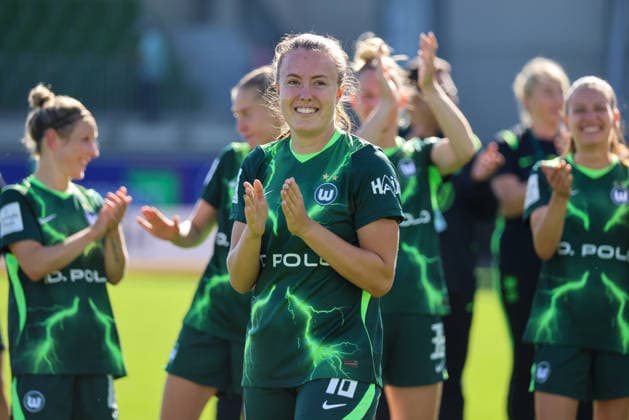 Wolfsburg, Deutschland: 06.09.2026 - 1. Frauenbundesliga - 3. Spieltag - VfL Wolfsburg Frauen vs. Werder Bremen Im Bild: Heutige Torschützin Mara Alber (Wolfsburg) lässt sich beim Abschlussjubel zu ihrem heutigen Geburtstag feiern *** Wolfsburg, Germany, September 6, 2026 – Women’s Bundesliga, Matchday 3: VfL Wolfsburg Women vs. Werder Bremen. Pictured: Today’s goal scorer, Mara Alber, is celebrated by Wolfsburg during the victory celebration on her birthday. Copyright: HMBxMedia MadeleinexFantini