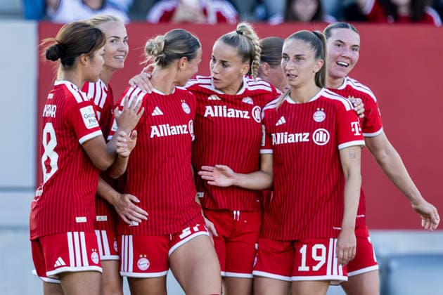 Die Muenchnerinnen bejubeln mit Vanessa Gilles (FC Bayern Muenchen Frauen, 02) deren Tor zum 2:0 GER, FC Bayern Muenchen Frauen vs. SC Freiburg, Fussball, Google Pixel Frauen-Bundesliga, 3. Spieltag, Saison 2026 2027, 06.09.2026 (DFL DFB REGULATIONS PROHIBIT ANY USE OF PHOTOGRAPHS as IMAGE SEQUENCES and or QUASI-VIDEO). Foto: HMB Media Heike Feiner *** The Munich women celebrate with Vanessa Gilles of FC Bayern Munich Women, 02, after her goal to make it 2–0 GER, FC Bayern Munich Women vs. SC Freiburg, soccer, Google Pixel Women’s Bundesliga, Matchday 3, 2026–2027 season, September 6, 2026 DFL DFB regulations prohibit any use of photographs as image sequences and or quasi-video. Photo: HMB Media, Heike Feiner Copyright: HMBxMedia HeikexFeiner