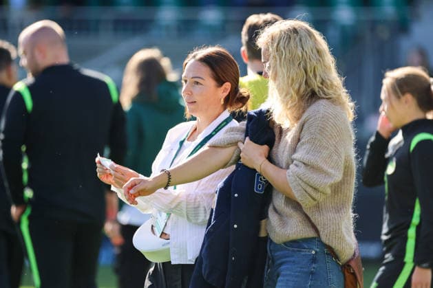 Wolfsburg, Deutschland: 06.09.2026 - 1. Frauenbundesliga - 3. Spieltag - VfL Wolfsburg Frauen vs. Werder Bremen Im Bild: v.li. Sportdirektorin Vanessa Bernauer (Wolfsburg) und Lena Lattwein (Wolfsburg) *** Wolfsburg, Germany, September 6, 2026 – Women’s Bundesliga, Matchday 3: VfL Wolfsburg Women vs. Werder Bremen. Pictured, from left: Sports Director Vanessa Bernauer (Wolfsburg) and Lena Lattwein (Wolfsburg) Copyright: HMBxMedia MadeleinexFantini
