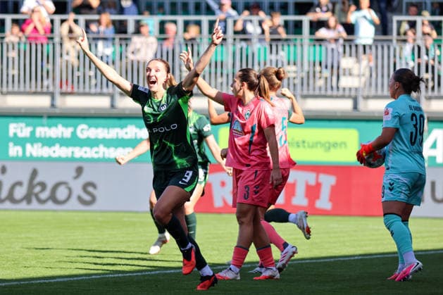 Wolfsburg, Deutschland: 06.09.2026 - 1. Frauenbundesliga - 3. Spieltag - VfL Wolfsburg Frauen vs. Werder Bremen Im Bild: Torschützin Camilla Küver Kuever (Wolfsburg), nicht im Bild, macht das entscheidende Tor zum Sieg zum 3:2 für Wolfsburg und Lara Prasnikar (Wolfsburg) jubelt *** Wolfsburg, Germany, September 6, 2026, Women s Bundesliga, Matchday 3: VfL Wolfsburg Women vs. Werder Bremen. Pictured: Goal scorer Camilla Küver (Wolfsburg, not pictured) scores the decisive goal to secure a 3–2 victory for Wolfsburg, while Lara Prasnikar (Wolfsburg) celebrates. Copyright: HMBxMedia MadeleinexFantini