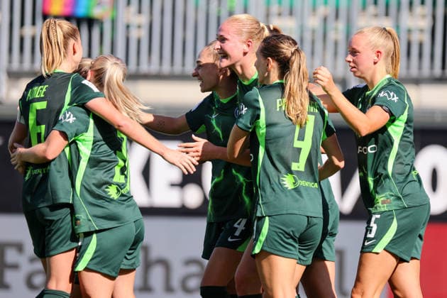 Wolfsburg, Deutschland: 06.09.2026 - 1. Frauenbundesliga - 3. Spieltag - VfL Wolfsburg Frauen vs. Werder Bremen Im Bild: Torschützin Camilla Küver Kuever (Wolfsburg), mittig im Bild, macht das entscheidende Tor zum Sieg zum 3:2 für Wolfsburg und jubelt mit ihren Mannschaftskolleginnen *** Wolfsburg, Germany, September 6, 2026 – Women’s Bundesliga, Matchday 3: VfL Wolfsburg Women vs. Werder Bremen. Pictured: Goal scorer Camilla Küver (Kuever) of Wolfsburg, in the center of the photo, scores the decisive goal to secure a 3–2 victory for Wolfsburg and celebrates with her teammates Copyright: HMBxMedia MadeleinexFantini