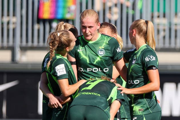 Wolfsburg, Deutschland: 06.09.2026 - 1. Frauenbundesliga - 3. Spieltag - VfL Wolfsburg Frauen vs. Werder Bremen Im Bild: v.li. die Zweite Torschützin Camilla Küver Kuever (Wolfsburg) macht das entscheidende Tor zum Sieg zum 3:2 für Wolfsburg und jubelt mit ihren Mannschaftskolleginnen *** Wolfsburg, Germany, September 6, 2026, Women’s Bundesliga, Matchday 3: VfL Wolfsburg Women vs. Werder Bremen. Pictured from left: Camilla Küver, Wolfsburg’s second goal scorer, scores the decisive goal to secure a 3–2 victory for Wolfsburg and celebrates with her teammates. Copyright: HMBxMedia MadeleinexFantini