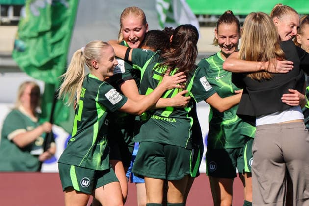 Wolfsburg, Deutschland: 06.09.2026 - 1. Frauenbundesliga - 3. Spieltag - VfL Wolfsburg Frauen vs. Werder Bremen Im Bild: v.li. die Zweite Torschützin Camilla Küver Kuever (Wolfsburg) macht das entscheidende Tor zum Sieg zum 3:2 für Wolfsburg und jubelt mit ihren Mannschaftskolleginnen *** Wolfsburg, Germany, September 6, 2026, Women’s Bundesliga, Matchday 3: VfL Wolfsburg Women vs. Werder Bremen. Pictured from left: Camilla Küver, Wolfsburg’s second goal scorer, scores the decisive goal to secure a 3–2 victory for Wolfsburg and celebrates with her teammates. Copyright: HMBxMedia MadeleinexFantini