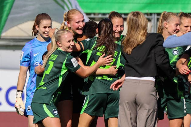 Wolfsburg, Deutschland: 06.09.2026 - 1. Frauenbundesliga - 3. Spieltag - VfL Wolfsburg Frauen vs. Werder Bremen Im Bild: v.li. die Dritte Camilla Küver Kuever (Wolfsburg) macht das entscheidende Tor zum Sieg zum 3:2 für Wolfsburg und jubelt mit ihren Mannschaftskolleginnen nach Abpfiff *** Wolfsburg, Germany, September 6, 2026, Women’s Bundesliga, Matchday 3: VfL Wolfsburg Women vs. Werder Bremen. Pictured from left: Camilla Küver (No. 3) of Wolfsburg scores the decisive goal to secure a 3–2 victory for Wolfsburg and celebrates with her teammates after the final whistle. Copyright: HMBxMedia MadeleinexFantini