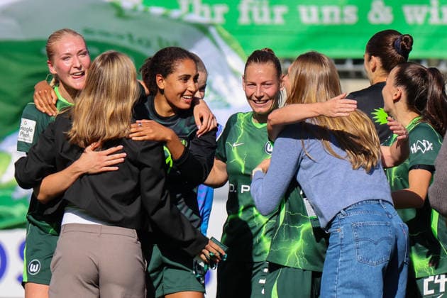 Wolfsburg, Deutschland: 06.09.2026 - 1. Frauenbundesliga - 3. Spieltag - VfL Wolfsburg Frauen vs. Werder Bremen Im Bild: v.li. Camilla Küver Kuever (Wolfsburg) macht das entscheidende Tor zum Sieg zum 3:2 für Wolfsburg und jubelt mit ihren Mannschaftskolleginnen nach Abpfiff *** Wolfsburg, Germany, September 6, 2026, Women s Bundesliga, Matchday 3: VfL Wolfsburg Women vs. Werder Bremen. Pictured from left: Camilla Küver (Kuever) of Wolfsburg scores the decisive goal to secure a 3-2 victory for Wolfsburg and celebrates with her teammates after the final whistle. Copyright: HMBxMedia MadeleinexFantini