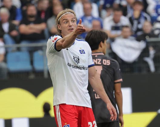 Sebastian Bornauw (Hamburger SV) Fussball, Herren, Saison 2026 2027,1.Liga, Volksparkstadion, Hamburger SV gegen Mainz 05 DFL REGULATIONS PROHIBIT ANY USE OF PHOTOGRAPHS AS IMAGE SEQUENCES AND OR QUASI-VIDEO. *** Sebastian Bornauw, Hamburger SV Soccer, Men s Team, 2026–2027 Season, 1. Bundesliga, Volksparkstadion, Hamburger SV vs. Mainz 05. DFL regulations prohibit any use of photographs as image sequences and or quasi-video.