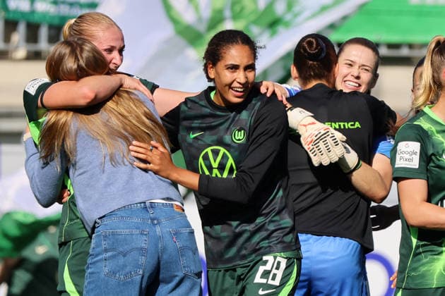 Wolfsburg, Deutschland: 06.09.2026 - 1. Frauenbundesliga - 3. Spieltag - VfL Wolfsburg Frauen vs. Werder Bremen Im Bild: v.li. Camilla Küver Kuever (Wolfsburg) macht das entscheidende Tor zum Sieg zum 3:2 für Wolfsburg und jubelt mit Cecilie Floe Nielsen (Wolfsburg), Cora Zicai (Wolfsburg) und ihren Mannschaftskolleginnen nach Abpfiff *** Wolfsburg, Germany, September 6, 2026 – Women’s Bundesliga, Matchday 3: VfL Wolfsburg Women vs. Werder Bremen. Pictured, from left: Camilla Küver (Wolfsburg) scores the decisive goal to secure a 3–2 victory for Wolfsburg and celebrates with Cecilie Floe Nielsen (Wolfsburg), Cora Zicai (Wolfsburg), and her teammates after the final whistle Copyright: HMBxMedia MadeleinexFantini