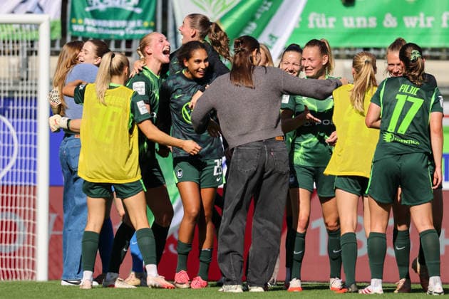 Wolfsburg, Deutschland: 06.09.2026 - 1. Frauenbundesliga - 3. Spieltag - VfL Wolfsburg Frauen vs. Werder Bremen Im Bild: v.li. die Zweite Camilla Küver Kuever (Wolfsburg) macht das entscheidende Tor zum Sieg zum 3:2 für Wolfsburg und jubelt mit ihren Mannschaftskolleginnen nach Abpfiff *** Wolfsburg, Germany, September 6, 2026, Women s Bundesliga Matchday 3: VfL Wolfsburg Women vs. Werder Bremen. Pictured from left: Camilla Küver (Wolfsburg) scores the decisive goal to secure a 3–2 victory for Wolfsburg and celebrates with her teammates after the final whistle. Copyright: HMBxMedia MadeleinexFantini