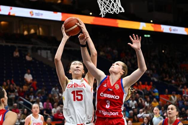 China v Czech Republic - FIBA Women s Basketball World Cup 2026 BERLIN, GERMANY - SEPTEMBER 06 : Han Xu center of China, Hanusova Alena center of Czech Republic during the FIBA Women s Basketball World Cup group D phase match between China and Czech Republic in Berlin on September 6, 2026 in Berlin, Germany, 06 09 2026 Berlin Germany  Copyright: xVincentxKalutx