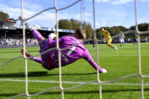VELSEN-ZUID - Telstar goalkeeper Ronald Koeman with the equalizing penalty during the Dutch Eredivisie match between Telstar and Cambuur at the BUKO Stadium on September 6, 2026 in Velsen, the Netherlands. OLAF KRAAK ANP Eredivisie 2026 27 xVIxANPxSportx xxANPxIVx 567379955 originalFilename: 567379955.jpg