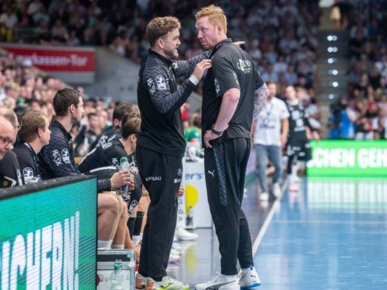 Gonzalo Perez de Vargas (THW Kiel, 01) im Gespraech mit seinem Trainer Borge Lund, Cheftrainer (THW Kiel), Frisch Auf Goeppingen vs. THW Kiel, Handball, 1. Bundesliga, Herren, Spielzeit 2026 2027, 06.09.2026, Frisch Auf Goeppingen vs. THW Kiel, Handball, 1. Bundesliga, Herren, Spielzeit 2026 2027, 06.09.2026 Goeppingen Copyright: xEibner-Pressefoto MichaelxSchmidx EP_MST
