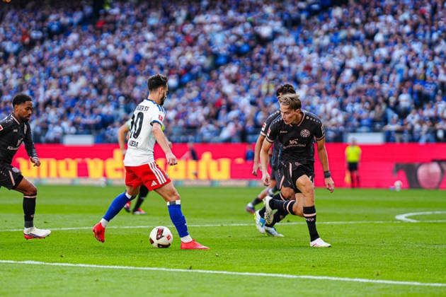 Fabio Vieira (Hamburger SV, 20), Kacper Potulski (1. FSV Mainz 05, 48) GER, Hamburger SV vs. 1. FSV Mainz 05, Fußball, 1. Bundesliga, Spieltag 02, Saison 2026 2027, 06.09.2026 DFL REGULATIONS PROHIBIT ANY USE OF PHOTOGRAPHS AS IMAGE SEQUENCES AND OR QUASI-VIDEO GER, Hamburger SV vs. 1. FSV Mainz 05, Fußball, 1. Bundesliga, Spieltag 02, Saison 2026 2027, 06.09.2026 Hamburg *** Fabio Vieira, Hamburger SV, 20; Kacper Potulski, 1. FSV Mainz 05, 48 (GER); Hamburger SV vs. 1. FSV Mainz 05, Soccer, Bundesliga 1, Matchday 02, 2026–2027 Season, September 6, 2026 DFL regulations prohibit any use of photographs as image sequences and or quasi-video GER, Hamburger SV vs. 1. FSV Mainz 05, soccer, 1st Bundesliga, Matchday 02, 2026–2027 Season, September 6, 2026, Hamburg Copyright: xEibner-Pressefoto MarcelxvonxFehrnx EP_MFN