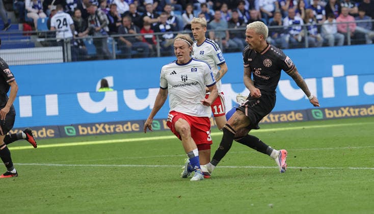 Hier erzielt Phillip Tietz (1.FSV Mainz 05) das 0-4 gegen Sebastian Bornauw (Hamburger SV) Fussball, Herren, Saison 2026 2027,1.Liga, Volksparkstadion, Hamburger SV gegen Mainz 05 DFL REGULATIONS PROHIBIT ANY USE OF PHOTOGRAPHS AS IMAGE SEQUENCES AND OR QUASI-VIDEO. *** Here, Phillip Tietz of FSV Mainz 05 scores the 0-4 goal against Sebastian Bornauw of Hamburger SV. Soccer, Men s, 2026–2027 season, 1. Bundesliga, Volksparkstadion, Hamburger SV vs. Mainz 05. DFL regulations prohibit any use of photographs as image sequences and or quasi-video.