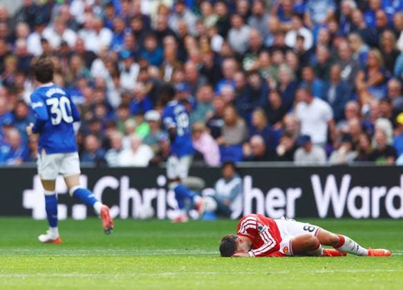 Bruno Fernandes of Manchester United, ManU goes down after a knock Everton v Manchester United, Premier League, Football, Football, Hill Dickinson Stadium, Liverpool, UK - 06 Sep 2026Liverpool Hill Dickinson Stadium United Kingdom EDITORIAL USE ONLY No use with unauthorised audio, video, data, fixture lists, club league logos or live services. Online in-match use limited to 120 images, no video emulation. No use in betting, games or single club league player publications. Copyright: xMattxWest Shutterstockx 17135038bd