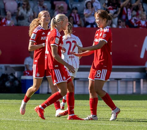 Sophie Proost (FC Bayern Muenchen Frauen, 23) und Pernille Harder (FC Bayern Muenchen Frauen, 21) bejubeln mit Momoko Tanikawa (FC Bayern Muenchen Frauen, 18) deren Tor zum 1:0 GER, FC Bayern Muenchen Frauen vs. SC Freiburg, Fussball, Google Pixel Frauen-Bundesliga, 3. Spieltag, Saison 2026 2027, 06.09.2026 (DFL DFB REGULATIONS PROHIBIT ANY USE OF PHOTOGRAPHS as IMAGE SEQUENCES and or QUASI-VIDEO). Foto: HMB Media Heike Feiner *** Sophie Proost of FC Bayern Munich Women, 23, and Pernille Harder of FC Bayern Munich Women, 21, celebrate with Momoko Tanikawa of FC Bayern Munich Women, 18, after she scored the goal that made it 1–0 GER, FC Bayern Munich Women vs. SC Freiburg, Soccer, Google Pixel Women’s Bundesliga, Matchday 3, 2026–2027 Season, September 6, 2026 DFL DFB regulations prohibit any use of photographs as image sequences and or quasi-video. Photo: HMB Media, Heike Feiner Copyright: HMBxMedia HeikexFeiner