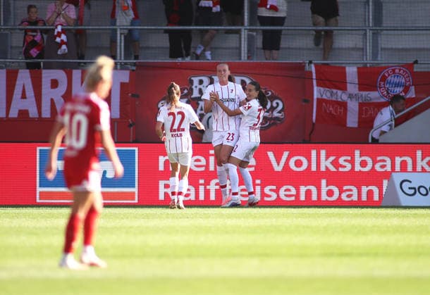 Fussball, Frauen, Google Pixel Frauen Bundesliga, 3.Spieltag, Saison 2026 2027, FC Bayern München - SC Freiburg, Campus 2:1 durch Luca Birkholz (SC Freiburg) (mitte) Tor, Anschlusstreffer, Jubel *** Soccer, Women, Google Pixel Women s Bundesliga, Matchday 3, 2026–2027 Season, FC Bayern Munich vs. SC Freiburg, Campus 2–1 by Luca Birkholz (SC Freiburg), goal in the middle, comeback goal, celebration