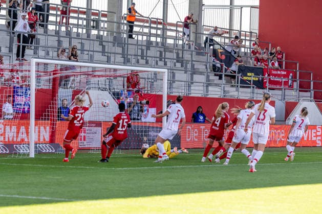Die Bayernspielerinen jubeln, Vanessa Gilles (FC Bayern Muenchen Frauen, 02) hat eben das Tor zum 2:0 gegen Anna Reimann (Torfrau, SC Freiburg, 38) erzielt GER, FC Bayern Muenchen Frauen vs. SC Freiburg, Fussball, Google Pixel Frauen-Bundesliga, 3. Spieltag, Saison 2026 2027, 06.09.2026 (DFL DFB REGULATIONS PROHIBIT ANY USE OF PHOTOGRAPHS as IMAGE SEQUENCES and or QUASI-VIDEO). Foto: HMB Media Heike Feiner *** The Bayern players celebrate as Vanessa Gilles of FC Bayern Munich Women (No. 02) has just scored the goal to make it 2–0 against goalkeeper Anna Reimann of SC Freiburg (No. 38), GER, FC Bayern Munich Women vs. SC Freiburg, Soccer, Google Pixel Women’s Bundesliga, Matchday 3, 2026–2027 Season, September 6, 2026 DFL DFB regulations prohibit any use of photographs as image sequences and or quasi-video. Photo: HMB Media, Heike Feiner Copyright: HMBxMedia HeikexFeiner