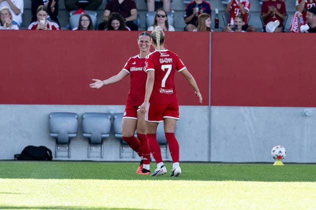 Giulia Gwinn (FC Bayern Muenchen Frauen, 07) freut sich mit Vorlagengeberin Klara Buehl (FC Bayern Muenchen Frauen, 17) ueber das Tor zum 2:0 durch Vanessa Gilles (FC Bayern Muenchen Frauen, 02) - nicht im Bild GER, FC Bayern Muenchen Frauen vs. SC Freiburg, Fussball, Google Pixel Frauen-Bundesliga, 3. Spieltag, Saison 2026 2027, 06.09.2026 (DFL DFB REGULATIONS PROHIBIT ANY USE OF PHOTOGRAPHS as IMAGE SEQUENCES and or QUASI-VIDEO). Foto: HMB Media Heike Feiner *** Giulia Gwinn (FC Bayern Munich Women, 07) celebrates with assist provider Klara Buehl (FC Bayern Munich Women, 17) after Vanessa Gilles (FC Bayern Munich Women, 02—not pictured) scores the 2–0 goal. GER, FC Bayern Munich Women vs. SC Freiburg, Soccer, Google Pixel Women’s Bundesliga, Matchday 3, 2026–2027 Season, September 6, 2026. DFL and DFB regulations prohibit any use of photographs as image sequences and or quasi-video. Photo: HMB Media, Heike Feiner Copyright: HMBxMedia HeikexFeiner