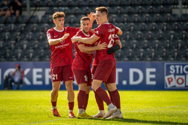 Kollektiver Torjubel nach 1:0 durch Loris Maier (SG Sonnenhof Großaspach, 27), SG Sonnenhof Großaspach vs. TSG 1899 Hoffenheim II, Fussball, 3. Liga, 4. Spieltag, 06.09.2026, DFB regulations prohibit any use of photographs as image sequences and or quasi-video Aspach Baden-Wuerttemberg Deutschland