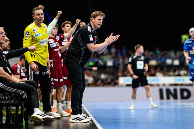 TVB Stuttgart - Füchse Berlin Handball: 1. Bundesliga, Herren, Saison 2026 2027, TVB Stuttgart - Füchse Berlin, Porsche Arena. Berlins Trainer Nicolej Krickau gestikuliert. Stuttgart Porsche Arena Baden-Württemberg Deutschland