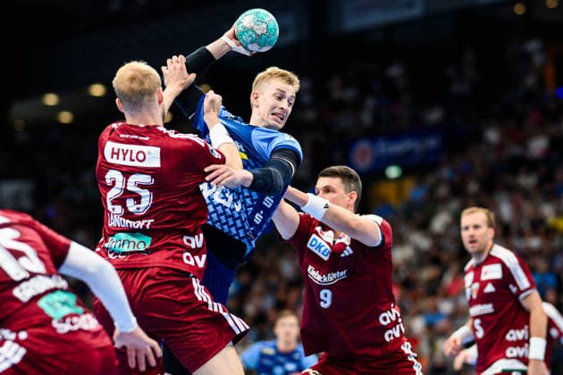 TVB Stuttgart - Füchse Berlin Handball: 1. Bundesliga, Herren, Saison 2026 2027, TVB Stuttgart - Füchse Berlin, Porsche Arena. Stuttgarts Torben Matzken in Aktion gegen Berlins Matthes Langhoff (l) und Berlins Frederik Simak. Stuttgart Porsche Arena Baden-Württemberg Deutschland