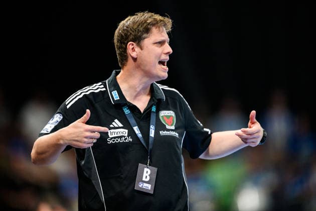 TVB Stuttgart - Füchse Berlin Handball: 1. Bundesliga, Herren, Saison 2026 2027, TVB Stuttgart - Füchse Berlin, Porsche Arena. Berlins Trainer Nicolej Krickau gestikuliert. Stuttgart Porsche Arena Baden-Württemberg Deutschland