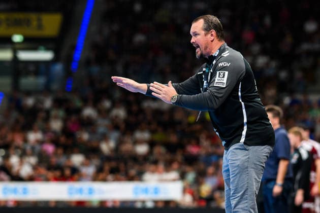 TVB Stuttgart - Füchse Berlin Handball: 1. Bundesliga, Herren, Saison 2026 2027, TVB Stuttgart - Füchse Berlin, Porsche Arena. Stuttgarts Trainer Misha Kaufmann gestikuliert. Stuttgart Porsche Arena Baden-Württemberg Deutschland