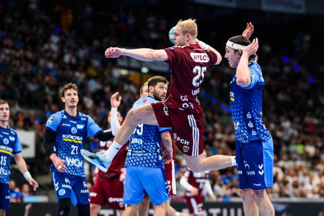 TVB Stuttgart - Füchse Berlin Handball: 1. Bundesliga, Herren, Saison 2026 2027, TVB Stuttgart - Füchse Berlin, Porsche Arena. Berlins Matthes Langhoff in Aktion gegen Stuttgarts Kasper Lien. Stuttgart Porsche Arena Baden-Württemberg Deutschland