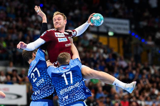 TVB Stuttgart - Füchse Berlin Handball: 1. Bundesliga, Herren, Saison 2026 2027, TVB Stuttgart - Füchse Berlin, Porsche Arena. Berlins Mathias Gidsel (M) in Aktion gegen Stuttgarts Philipp Meyer (l) und Stuttgarts Samuel Röthlisberger (r). Stuttgart Porsche Arena Baden-Württemberg Deutschland