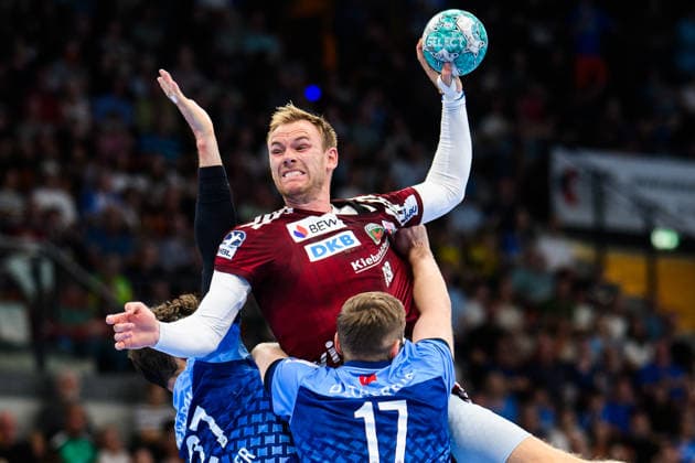 TVB Stuttgart - Füchse Berlin Handball: 1. Bundesliga, Herren, Saison 2026 2027, TVB Stuttgart - Füchse Berlin, Porsche Arena. Berlins Mathias Gidsel (M) in Aktion gegen Stuttgarts Philipp Meyer (l) und Stuttgarts Samuel Röthlisberger (r). Stuttgart Porsche Arena Baden-Württemberg Deutschland