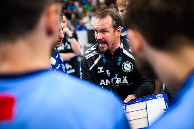 TVB Stuttgart - Füchse Berlin Handball: 1. Bundesliga, Herren, Saison 2026 2027, TVB Stuttgart - Füchse Berlin, Porsche Arena. Stuttgarts Trainer Misha Kaufmann spricht in der Auszeit zu den Spielern. Stuttgart Porsche Arena Baden-Württemberg Deutschland