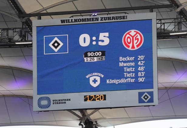 Anzeigentafel mit Endergebnis 0-5 Fussball, Herren, Saison 2026 2027,1.Liga, Volksparkstadion, Hamburger SV gegen Mainz 05, 0-5 DFL REGULATIONS PROHIBIT ANY USE OF PHOTOGRAPHS AS IMAGE SEQUENCES AND OR QUASI-VIDEO. *** Scoreboard showing final score 0–5, soccer, men s, 2026–2027 season, 1st Division, Volksparkstadion, Hamburger SV vs. Mainz 05, 0–5. DFL REGULATIONS PROHIBIT ANY USE OF PHOTOGRAPHS AS IMAGE SEQUENCES AND OR QUASI-VIDEO
