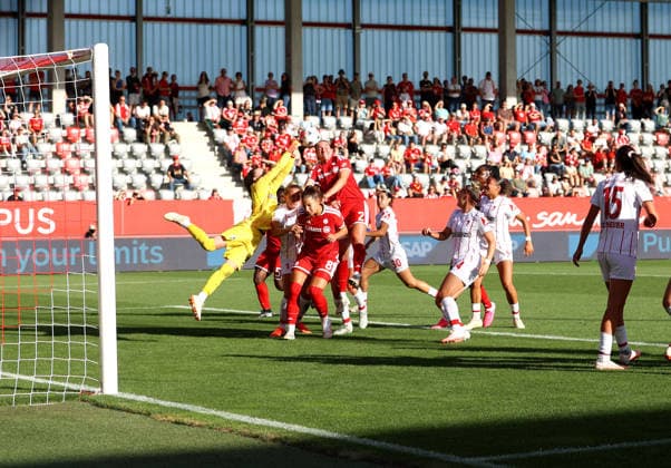 Fussball, Frauen, Google Pixel Frauen Bundesliga, 3.Spieltag, Saison 2026 2027, FC Bayern München - SC Freiburg, Campus Strafraumszene, Torchance für Vanessa Gilles (FC Bayern München) kÂ mit dem Kopf aber Keeperin Anna Reimann (SC Freiburg) verhindert schlimmeres, faustet den Ball weg *** Soccer, Women, Google Pixel Women s Bundesliga, Matchday 3, 2026–2027 Season, FC Bayern Munich vs. SC Freiburg, scene in the penalty area, scoring chance for Vanessa Gilles of FC Bayern Munich, who heads the ball, but SC Freiburg goalkeeper Anna Reimann prevents a goal, punching the ball away