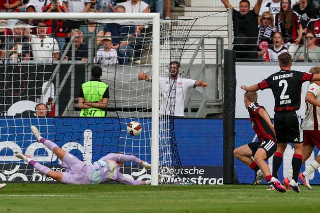 2026.09.06 xjfx Fussball 1. Bundesliga Eintracht Frankfurt - FC Augsburg, goalkeeper, Torwart Finn Dahmen (FC Augsburg), Jonathan Burkardt (Eintracht Frankfurt) scores the goal to 1:0 (DFL DFB REGULATIONS PROHIBIT ANY USE OF PHOTOGRAPHS as IMAGE SEQUENCES and or QUASI-VIDEO) *** September 6, 2026 xjfx Soccer 1st Bundesliga Eintracht Frankfurt vs. FC Augsburg, goalkeeper Finn Dahmen (FC Augsburg), Jonathan Burkardt; Eintracht Frankfurt scores the goal to make it 1–0. DFL and DFB regulations prohibit any use of photographs as image sequences and or quasi-video. Copyright: HMBxMedia JoaquimxFerreira