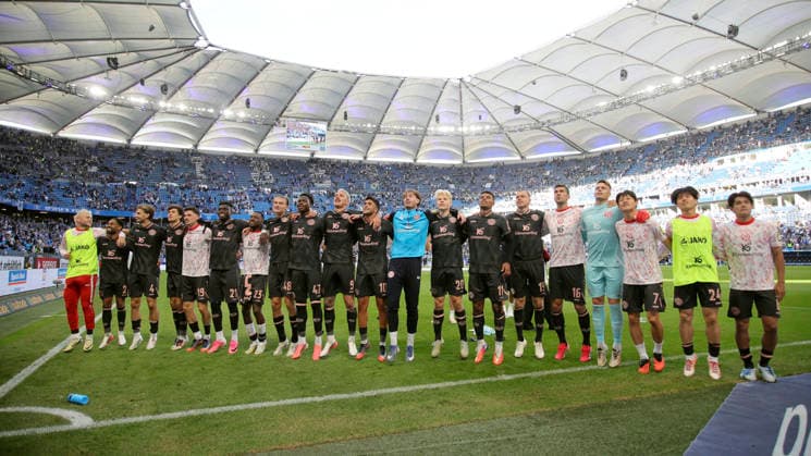 Foto : Jubel nach dem Schlußpfiff bei den Spielern aus Mainz .... hier die La Ola Welle für die Fans Fussball Bundesliga , 2. Spieltag am So. 06.09.2026 Hamburger SV - FSV Mainz 0 - 5 *** Photo: Jubilation among the Mainz players after the final whistle—here they’re doing the wave for the fans. Bundesliga, Matchday 2, Sunday, September 6, 2026: Hamburger SV 0–5 FSV Mainz