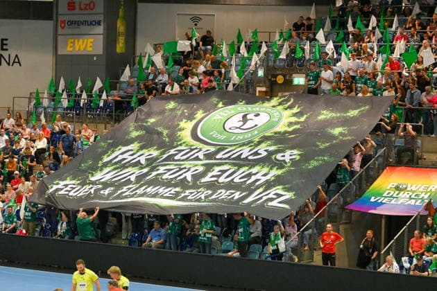Blockfahne der Fans des VfL Oldenburg, Stimmung, Choreographie VfL Oldenburg vs. Thueringer HC, ALSCO Handball Bundesliga Frauen, 2. Spieltag, Saison 2026 2027, 06.09.2026, VfL Oldenburg vs. Thueringer HC, ALSCO Handball Bundesliga Frauen, 2. Spieltag, Saison 2026 2027, 06.09.2026 Oldenburg *** VfL Oldenburg fans block banner, atmosphere, choreography: VfL Oldenburg vs. Thueringer HC, ALSCO Women s Handball Bundesliga, Matchday 2, 2026–2027 season, September 6, 2026, VfL Oldenburg vs. Thueringer HC, ALSCO Women’s Handball Bundesliga, Matchday 2, 2026–2027 season, September 6, 2026, Oldenburg Copyright: xEibner-Pressefoto RobertxGertzenx EP_RGN