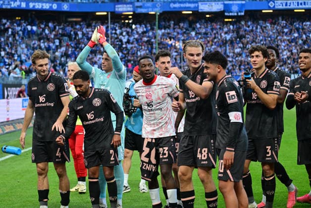 06.09.2026,GER Fußball, Männer, 1.BL, Spieltag 2, Saison 2026 2027, Hamburg, Hamburger SV vs 1.FSV Mainz 05 die Mainzer Mannschaft jubelt ueber den Sieg mit den Fans DFB DFL regulations prohibit any use of photographs as image sequences and or quasi-video) Hamburg Volksparkstadion Hamburg Deutschland *** September 6, 2026, German Soccer, Men s, 1st Division, Matchday 2, 2026–2027 Season, Hamburg, Hamburger SV vs. 1. FSV Mainz 05; the Mainz team celebrates the victory with the fans. DFB and DFL regulations prohibit any use of photographs as image sequences and or quasi-video. Hamburg Volksparkstadion, Hamburg, Germany Copyright: xnordphotoxGmbH xWitkex